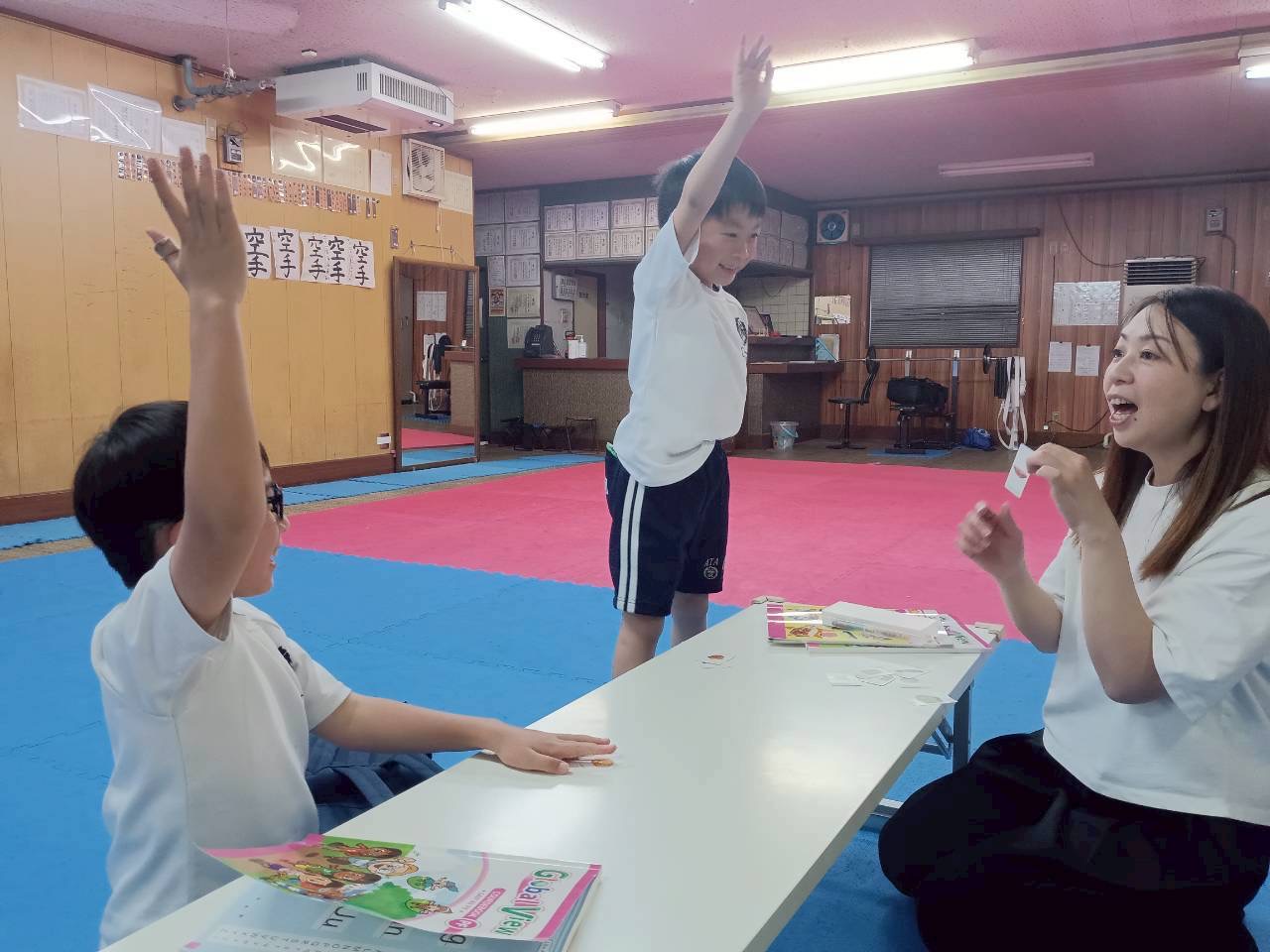 元気に手を挙げる生徒たち
